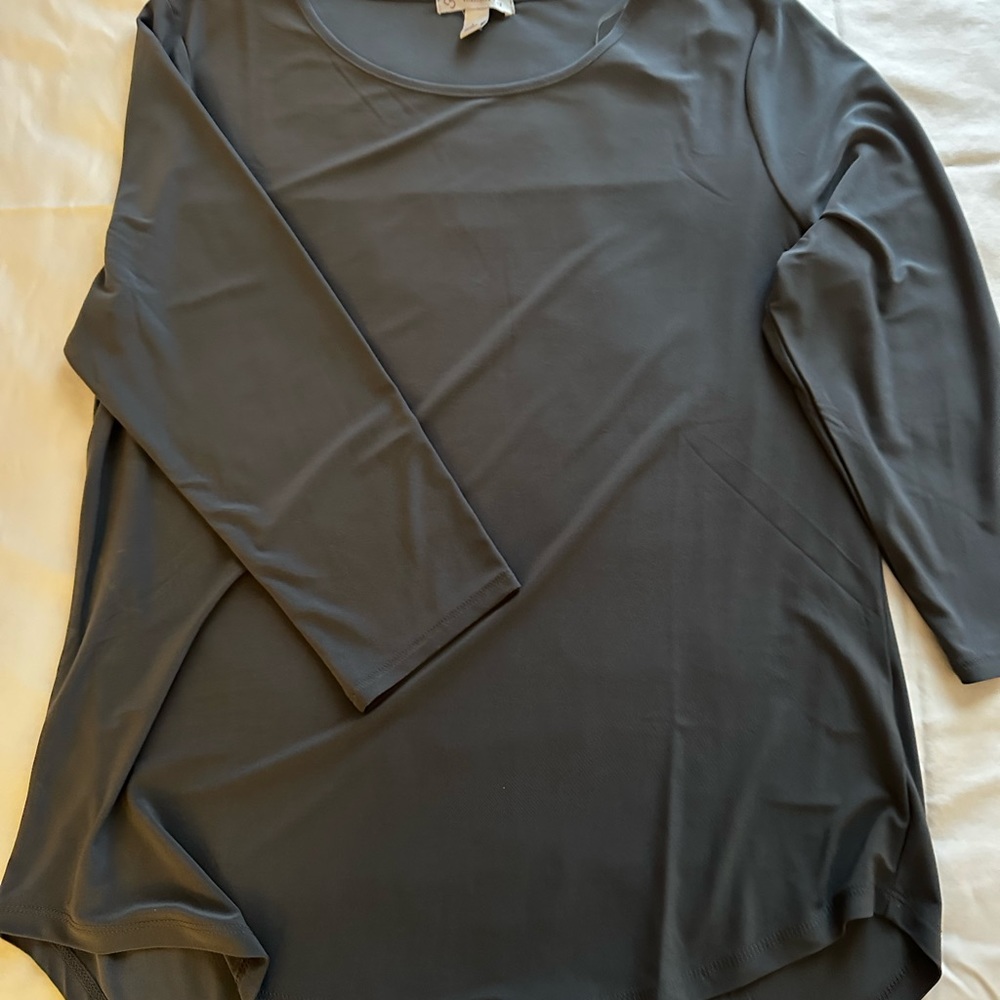 Women’s gray stretch top size lodge